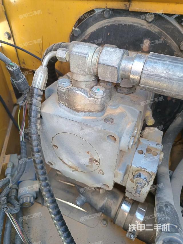 液壓泵艙室正面整體(整機(jī)外觀) 液壓泵艙室正面整體(整機(jī)外觀)