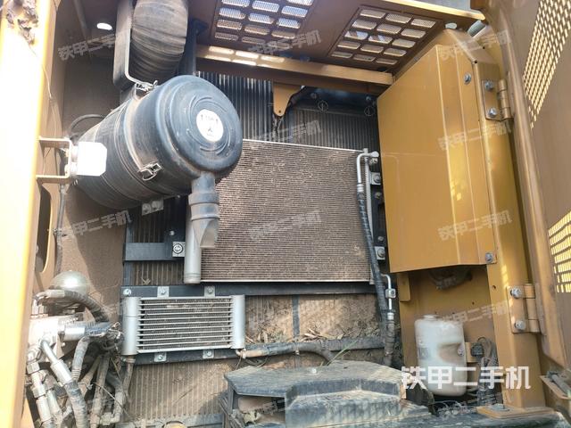 散熱器正面(大件艙室) 散熱器正面(大件艙室)