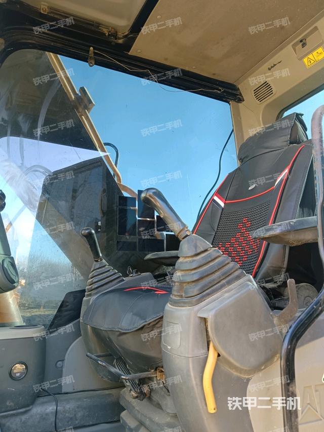 駕駛室整體(整機外觀) 駕駛室整體(整機外觀)