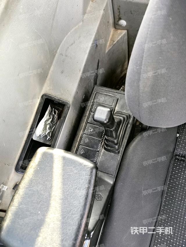 座椅右側(cè)控制臺(tái)/鑰匙門(mén)/油門(mén)/含右手柄（駕駛室部分）