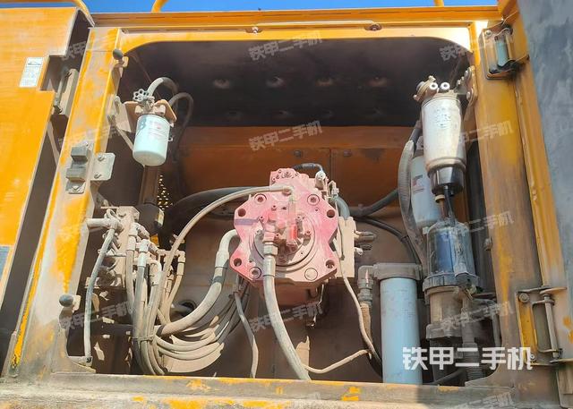 液壓泵艙室正面整體(整機外觀) 液壓泵艙室正面整體(整機外觀)
