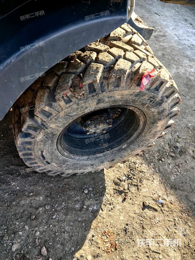 右驅(qū)動輪（行走機構(gòu)）