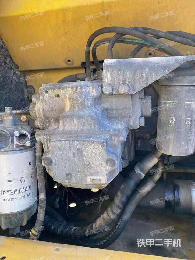 液壓泵艙室正面整體（整機外觀）