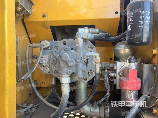 液壓泵艙室正面整體(整機(jī)外觀) 液壓泵艙室正面整體(整機(jī)外觀)