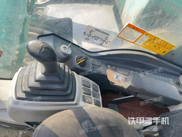 座椅右側(cè)控制臺(tái)/鑰匙門(mén)/油門(mén)/含右手柄(駕駛室部分) 座椅右側(cè)控制臺(tái)/鑰匙門(mén)/油門(mén)/含右手柄(駕駛室部分)