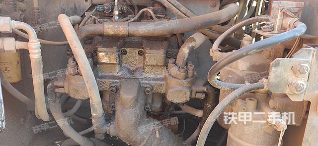 液壓泵艙室正面整體（整機外觀）