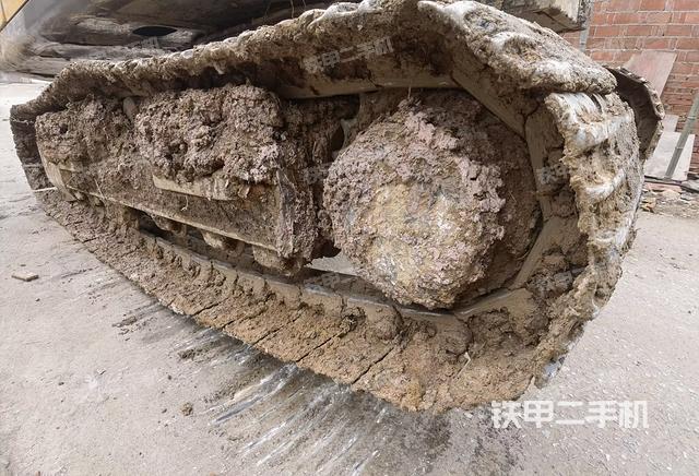 單側(cè)履帶整體(整機(jī)外觀) 單側(cè)履帶整體(整機(jī)外觀)