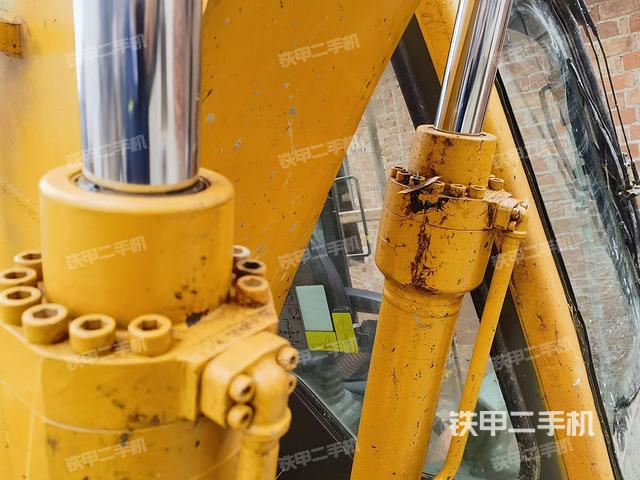 駕駛室整體(整機(jī)外觀) 駕駛室整體(整機(jī)外觀)