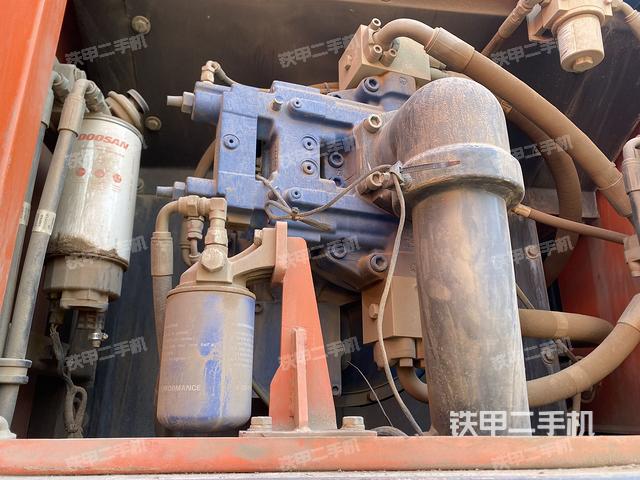 液壓泵艙室正面整體(整機(jī)外觀) 液壓泵艙室正面整體(整機(jī)外觀)