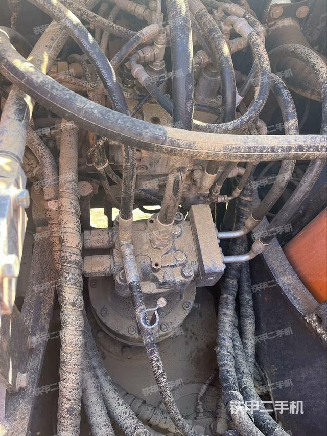 回轉(zhuǎn)馬達(dá)和主控閥（整機(jī)外觀）