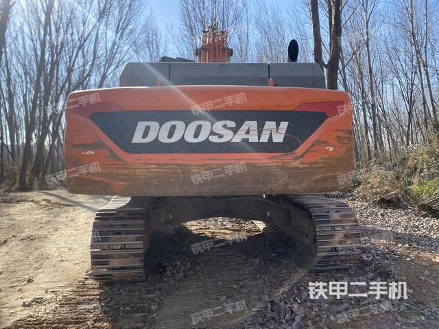 駕駛室頂部(整機(jī)外觀) 駕駛室頂部(整機(jī)外觀)