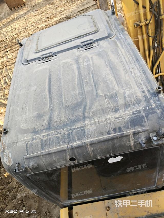 駕駛室頂部(整機(jī)外觀) 駕駛室頂部(整機(jī)外觀)