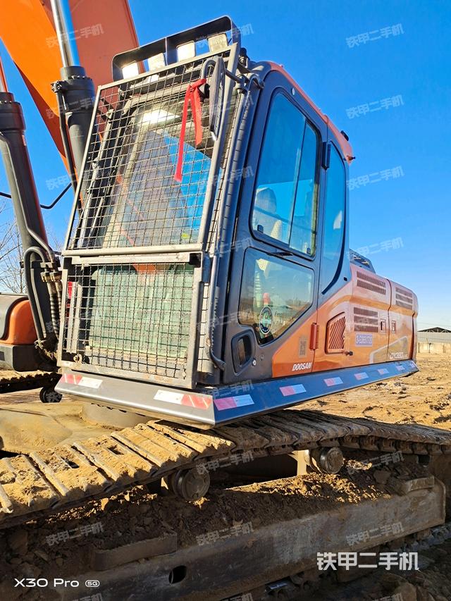 駕駛室整體(整機外觀) 駕駛室整體(整機外觀)