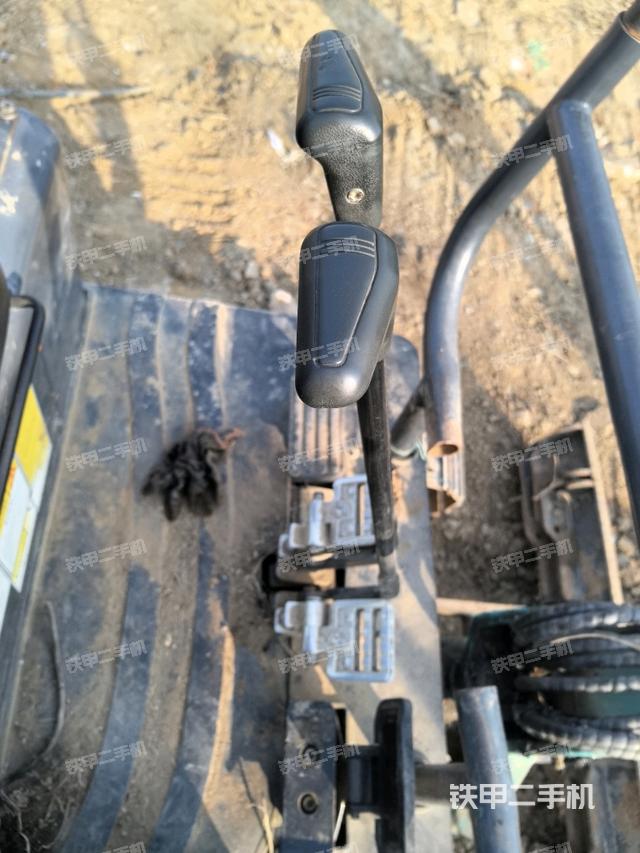 行走控制手柄和踏板?俯拍（駕駛室部分）