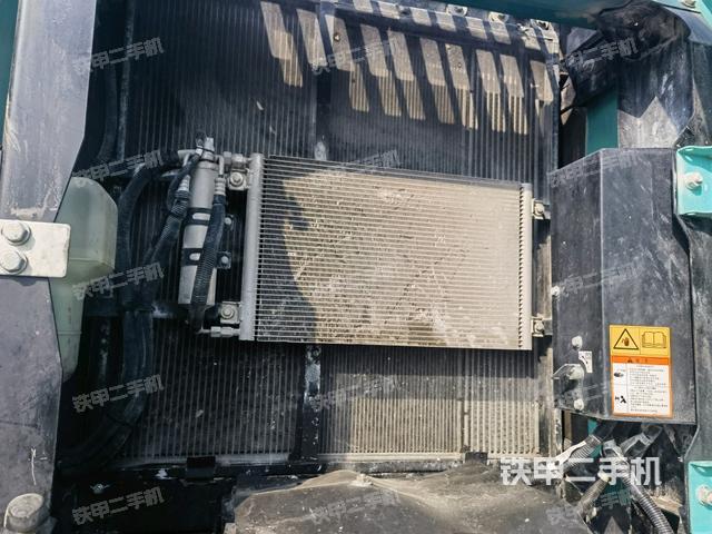 散熱器正面(大件艙室) 散熱器正面(大件艙室)