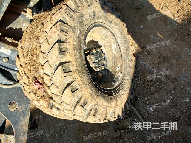 左驅(qū)動輪（行走機構(gòu)）