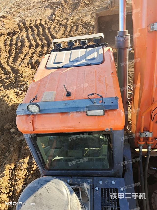 駕駛室頂部(整機外觀) 駕駛室頂部(整機外觀)