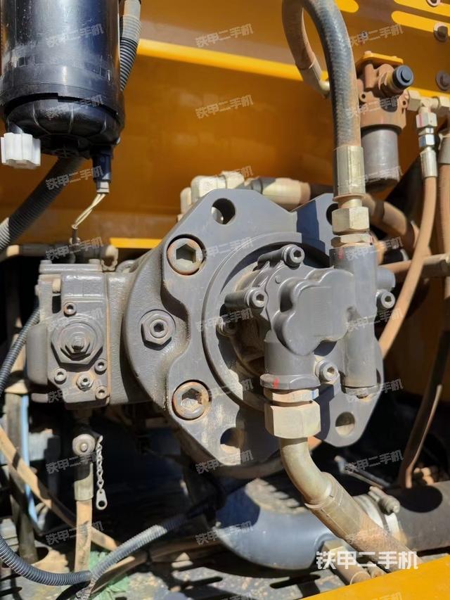 液壓泵艙室正面整體（整機外觀）