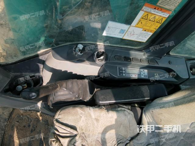 座椅右側(cè)控制臺(tái)/鑰匙門(mén)/油門(mén)/含右手柄(駕駛室部分) 座椅右側(cè)控制臺(tái)/鑰匙門(mén)/油門(mén)/含右手柄(駕駛室部分)