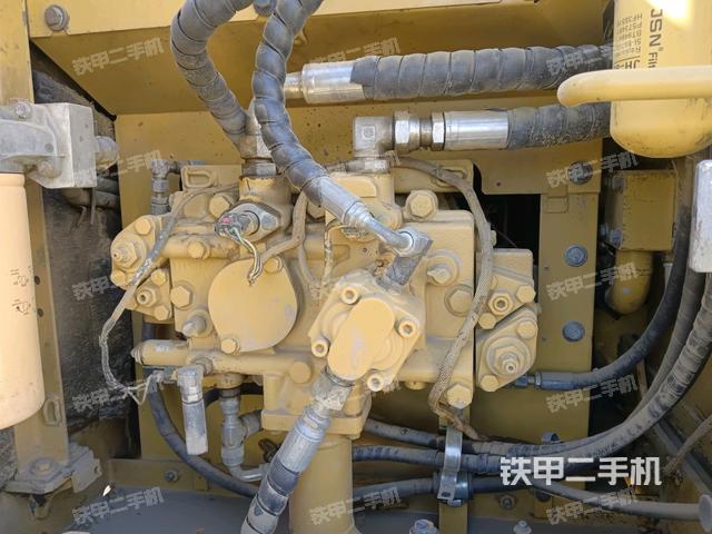 液壓泵艙室正面整體(整機外觀) 液壓泵艙室正面整體(整機外觀)