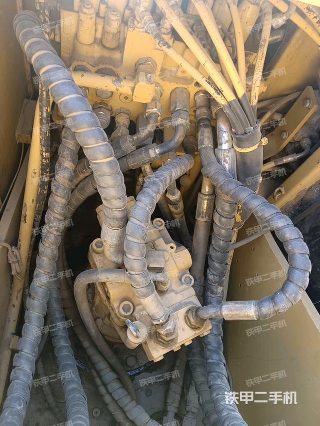 回轉(zhuǎn)馬達(dá)和主控閥(整機外觀) 回轉(zhuǎn)馬達(dá)和主控閥(整機外觀)