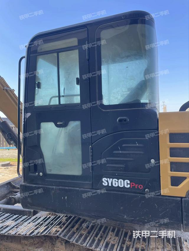 駕駛室整體（整機外觀）