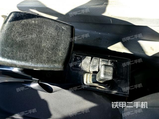 座椅右側(cè)控制臺(tái)/鑰匙門/油門/含右手柄(駕駛室部分) 座椅右側(cè)控制臺(tái)/鑰匙門/油門/含右手柄(駕駛室部分)