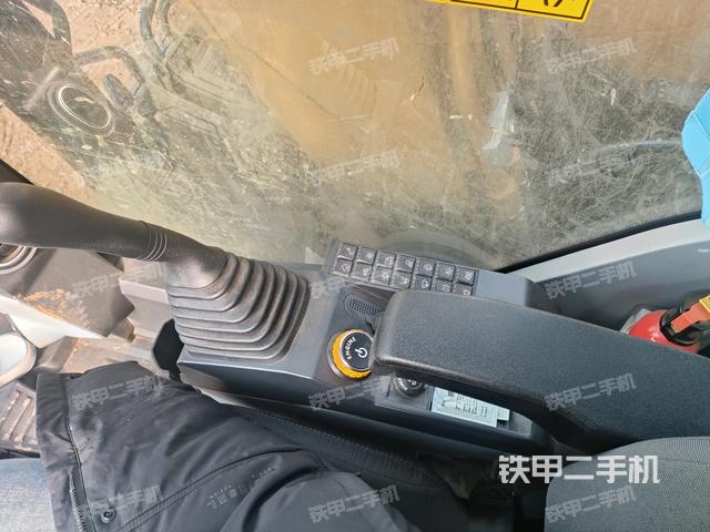 座椅右側(cè)控制臺(tái)/鑰匙門/油門/含右手柄(駕駛室部分) 座椅右側(cè)控制臺(tái)/鑰匙門/油門/含右手柄(駕駛室部分)