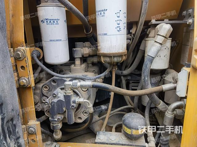液壓泵艙室正面整體(整機(jī)外觀) 液壓泵艙室正面整體(整機(jī)外觀)