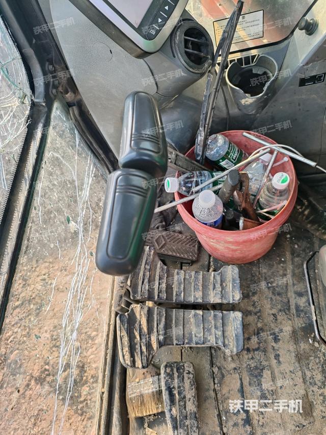 行走控制手柄和踏板?俯拍(駕駛室部分) 行走控制手柄和踏板?俯拍(駕駛室部分)