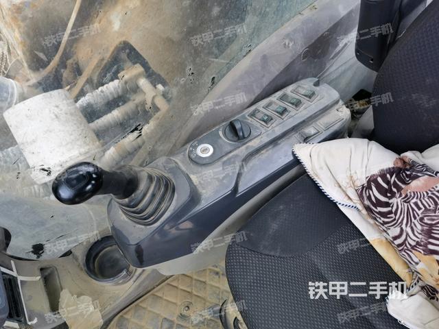 座椅右側(cè)控制臺(tái)/鑰匙門/油門/含右手柄（駕駛室部分）