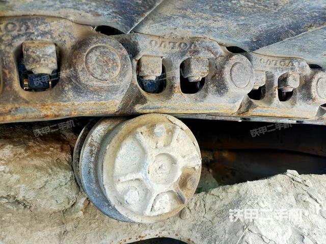 單側(cè)履帶整體(整機(jī)外觀) 單側(cè)履帶整體(整機(jī)外觀)