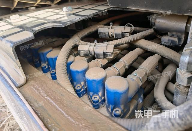 回轉馬達和主控閥(整機外觀) 回轉馬達和主控閥(整機外觀)