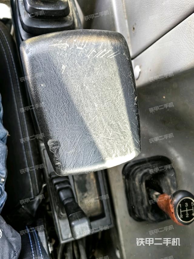 座椅右側(cè)控制臺(tái)/鑰匙門/油門/含右手柄（駕駛室部分）