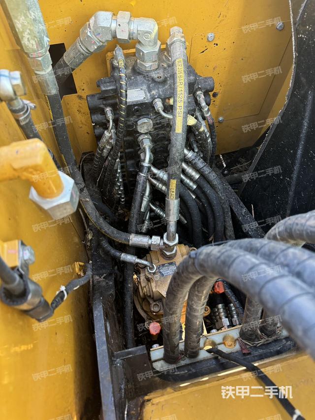 回轉(zhuǎn)馬達(dá)和主控閥（整機(jī)外觀）