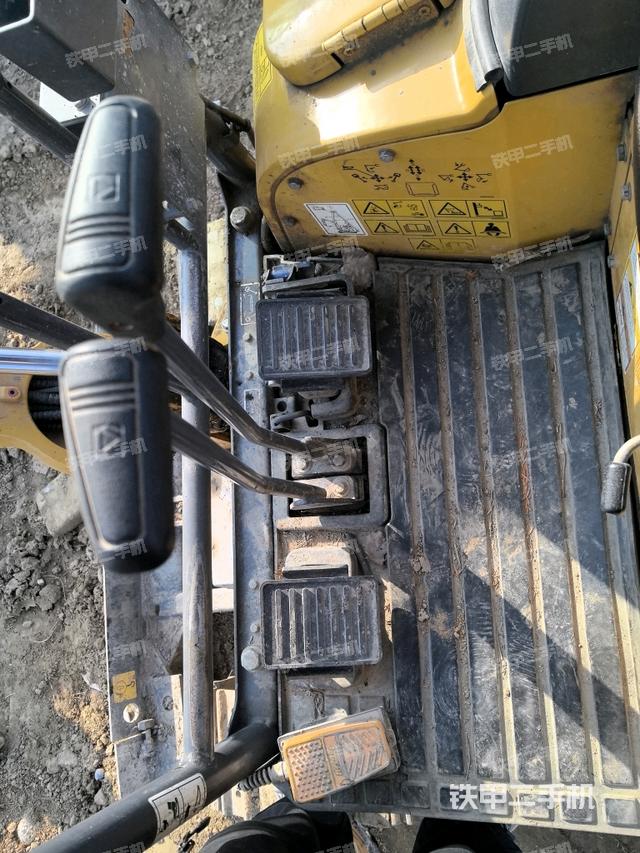 行走控制手柄和踏板?俯拍（駕駛室部分）