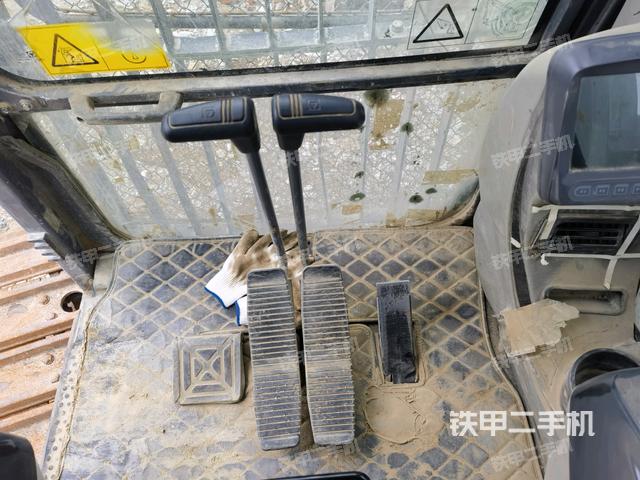 行走控制手柄和踏板?俯拍（駕駛室部分）