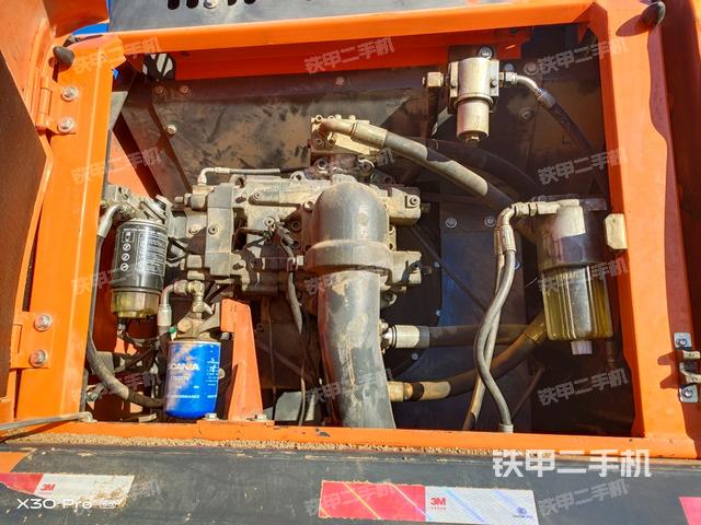 液壓泵艙室正面整體(整機外觀) 液壓泵艙室正面整體(整機外觀)