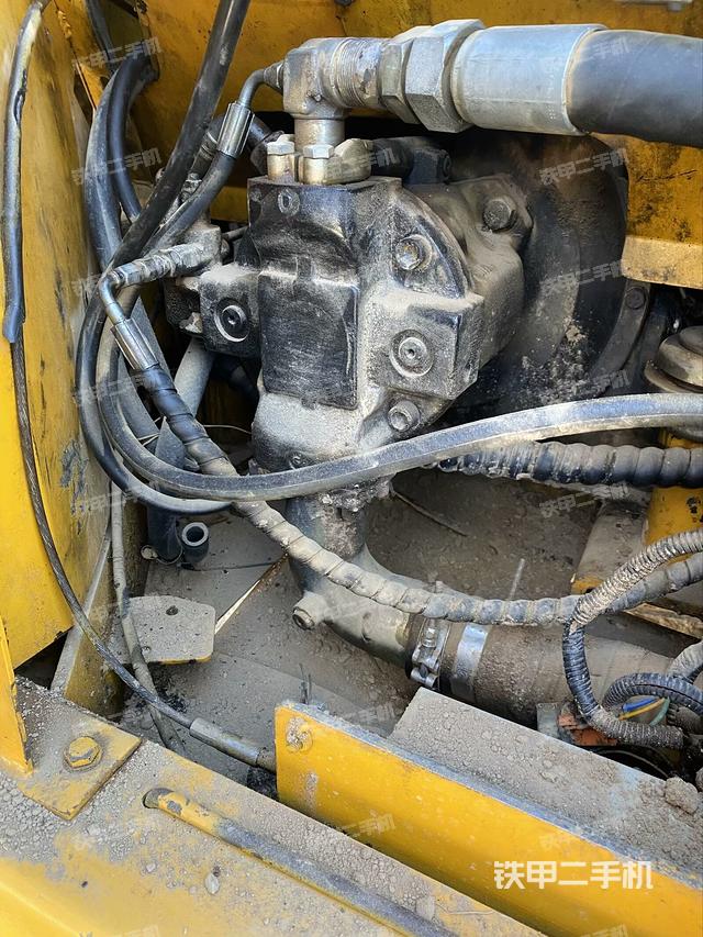 液壓泵艙室正面整體(整機(jī)外觀) 液壓泵艙室正面整體(整機(jī)外觀)