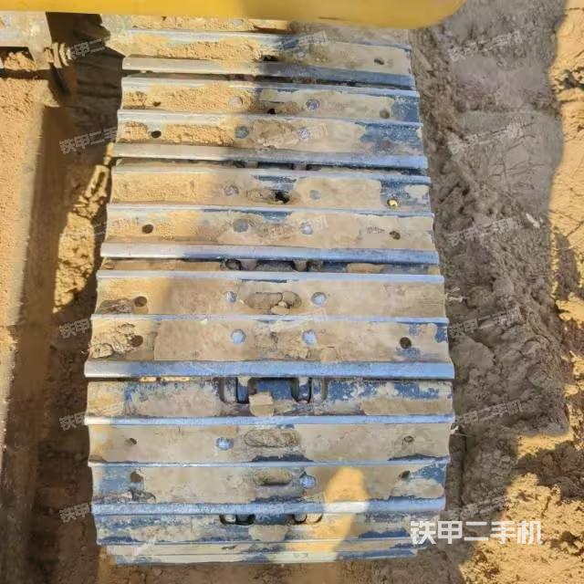 單側(cè)履帶整體(整機(jī)外觀) 單側(cè)履帶整體(整機(jī)外觀)