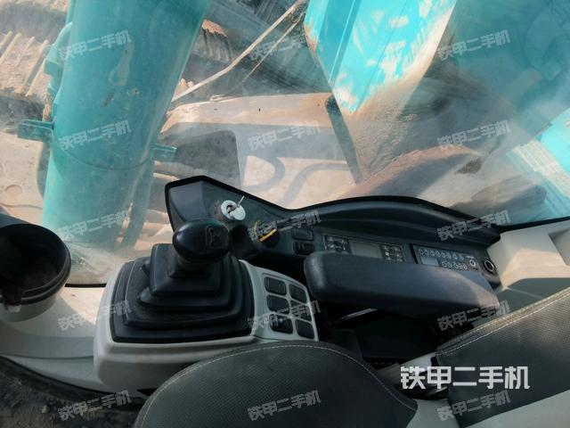 座椅右側(cè)控制臺/鑰匙門/油門/含右手柄(駕駛室部分) 座椅右側(cè)控制臺/鑰匙門/油門/含右手柄(駕駛室部分)
