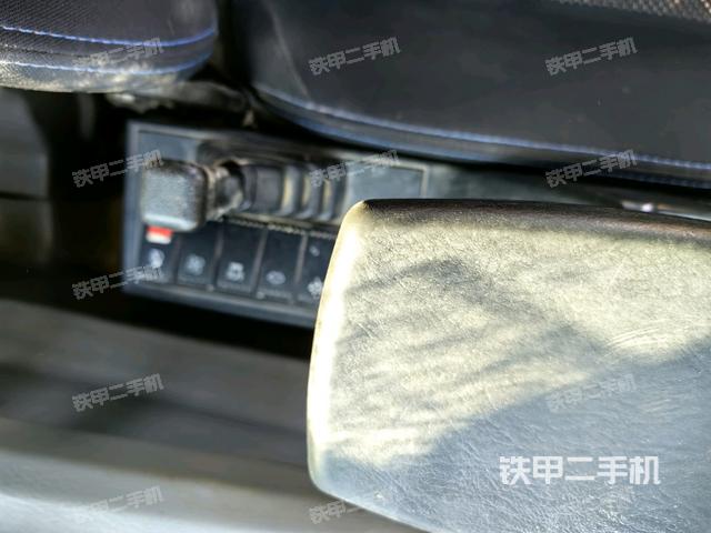 座椅左側(cè)控制臺(tái)/音響/含左手柄(駕駛室部分) 座椅左側(cè)控制臺(tái)/音響/含左手柄(駕駛室部分)