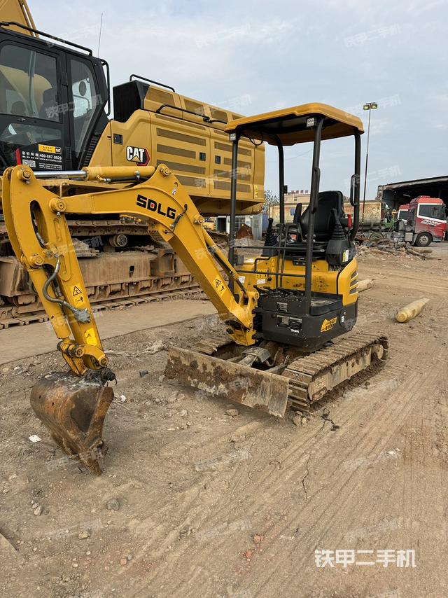 回轉(zhuǎn)馬達(dá)和主控閥（整機(jī)外觀）