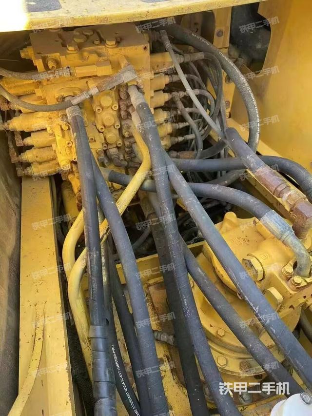 回轉馬達和主控閥（整機外觀）