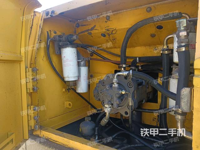 液壓泵艙室正面整體(整機外觀) 液壓泵艙室正面整體(整機外觀)
