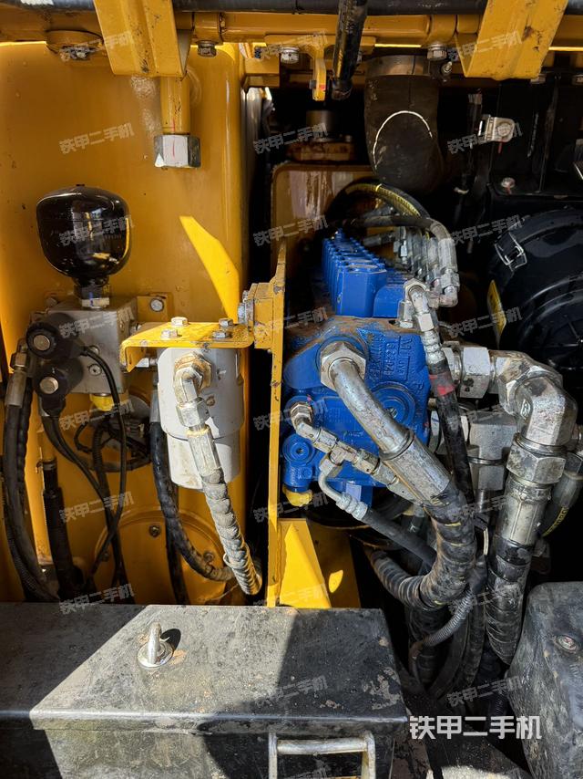 回轉(zhuǎn)馬達和主控閥（整機外觀）