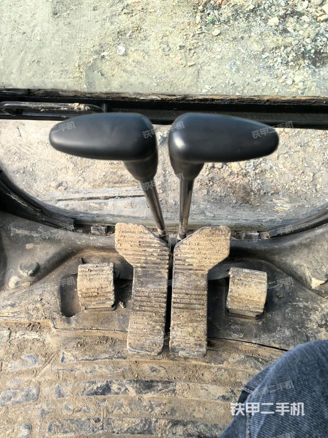 行走控制手柄和踏板?俯拍（駕駛室部分）