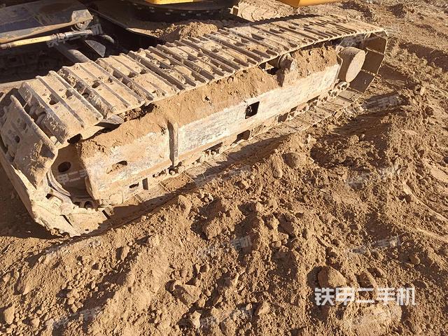 單側(cè)履帶整體(整機(jī)外觀) 單側(cè)履帶整體(整機(jī)外觀)