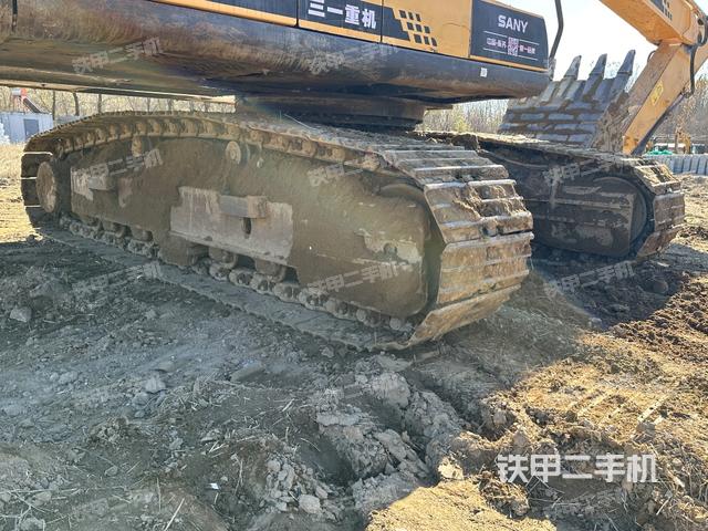 單側(cè)履帶整體(整機(jī)外觀) 單側(cè)履帶整體(整機(jī)外觀)