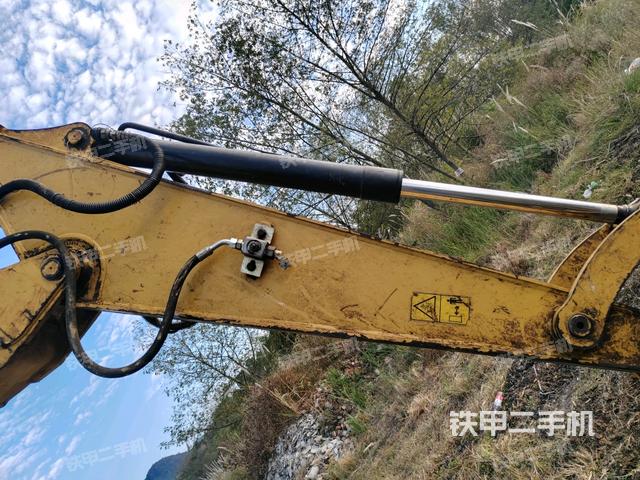 鏟斗右后整體(工作和回轉(zhuǎn)裝置) 鏟斗右后整體(工作和回轉(zhuǎn)裝置)